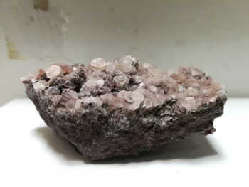 144.9 gNatural pyrite kristalų kalcitas mineralinių pavyzdys